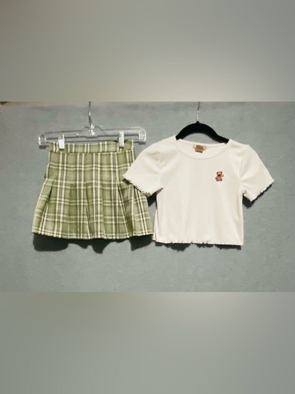 White Cropped Tee & Green Plaid Pleated Skirt with short set of 2 Girls Sz 6X